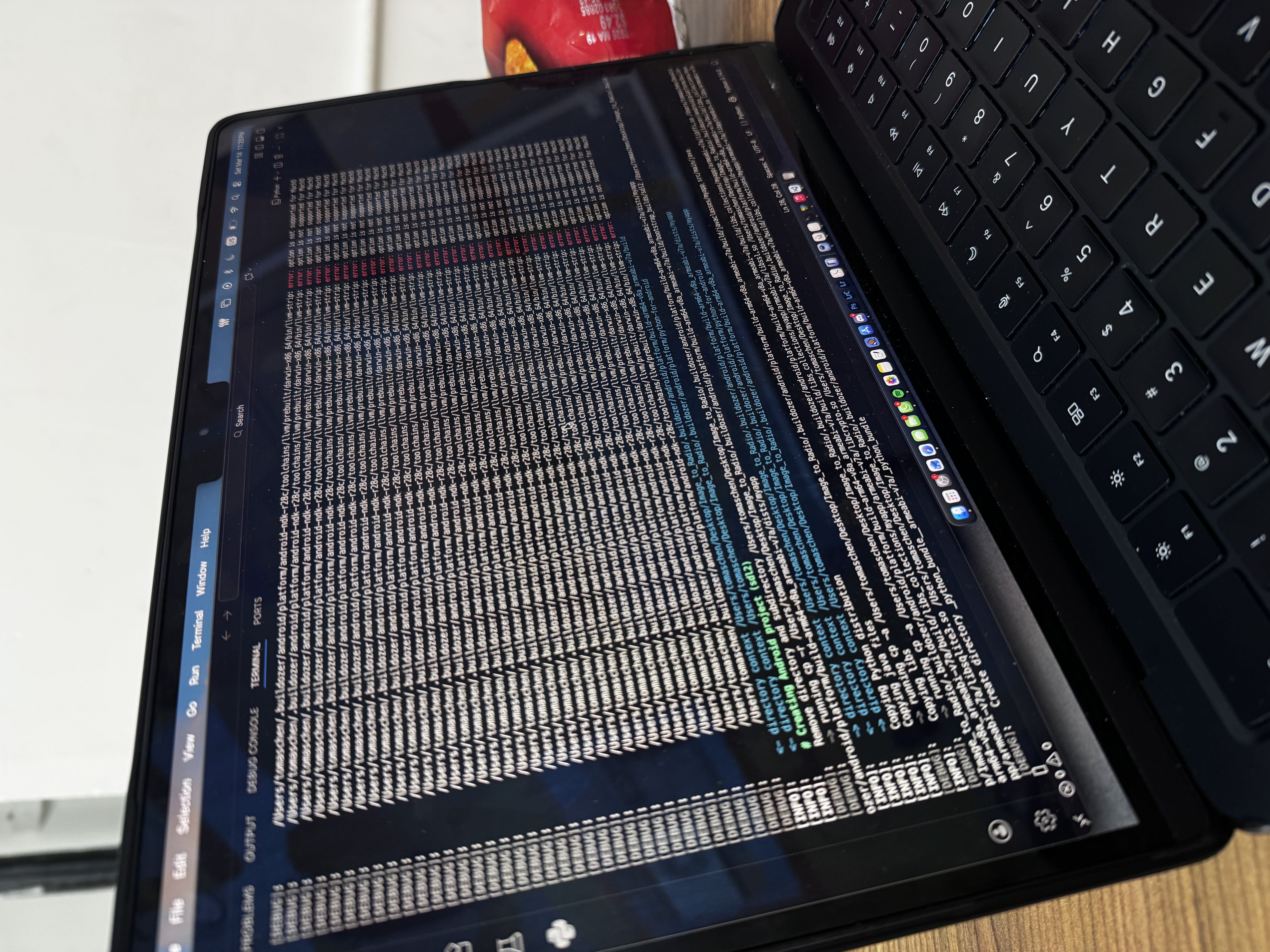 Terminal showing extensive Android Buildozer compilation logs during debugging